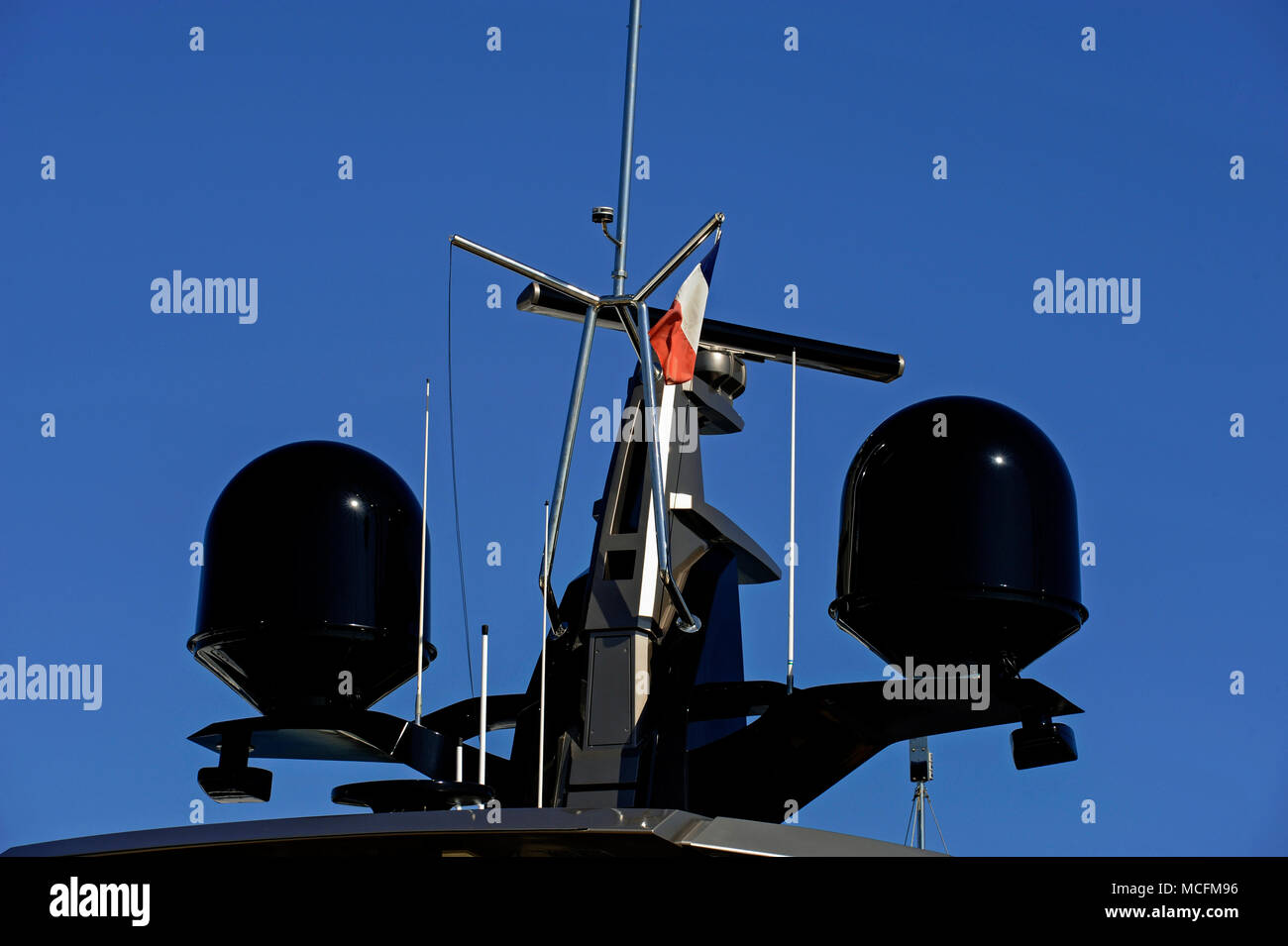 Yachten und SUPERYACHTEN ANTENNENMAST - SATELLITEN KUPPELN - BOOTE RADAR - GPS-Navigation - NAVIGATIONSSYSTEM - YACHTEN CANNES FRANKREICH © F. BEAUMONT Stockfoto