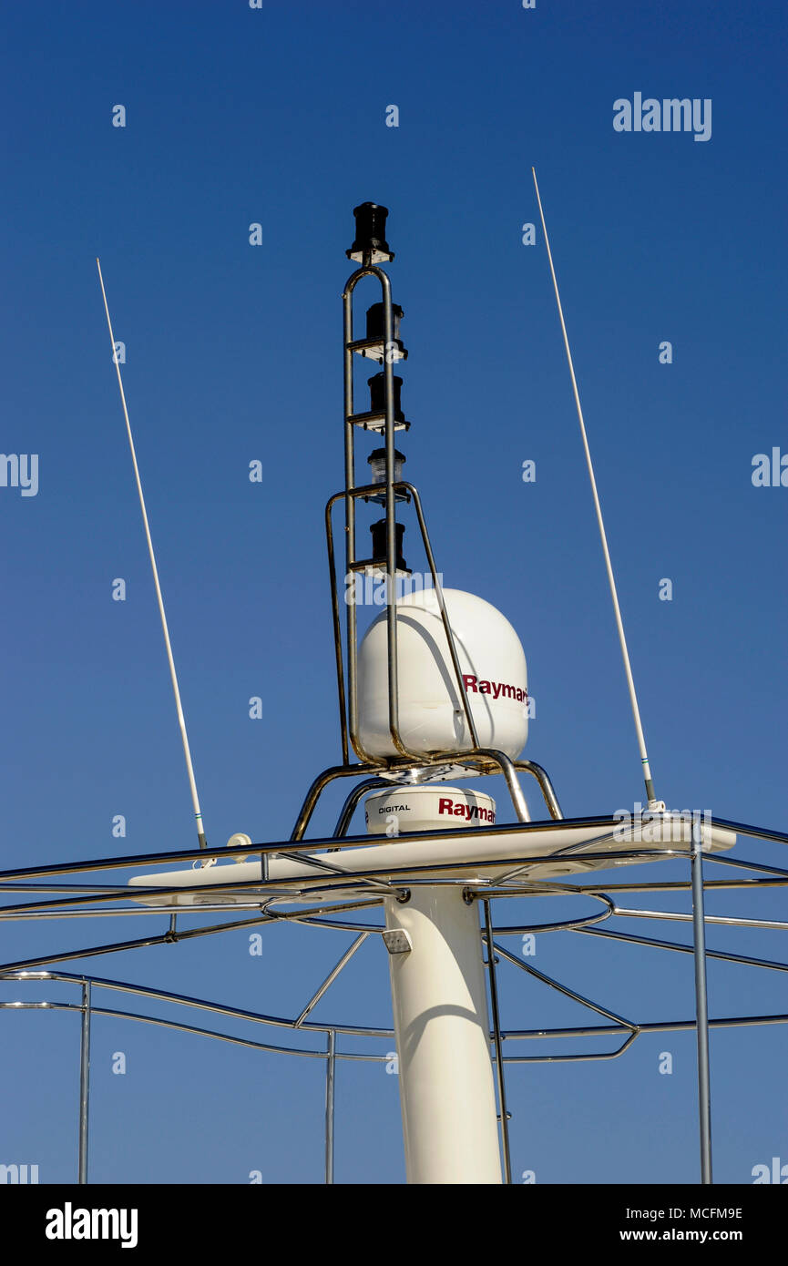 Yachten und SUPERYACHTEN ANTENNENMAST - SATELLITEN KUPPELN - BOOTE RADAR - GPS-Navigation - NAVIGATIONSSYSTEM - YACHTEN CANNES FRANKREICH © F. BEAUMONT Stockfoto