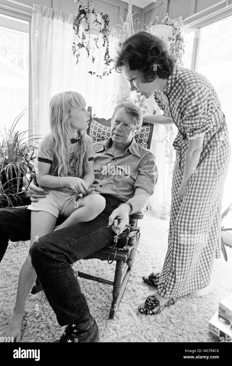 Mitten in einem Strudel von Interviews, Jimmy und Rosalynn Carter Tochter nehmen, Amy, für einen belehrbaren Moment auf Manieren. Stockfoto