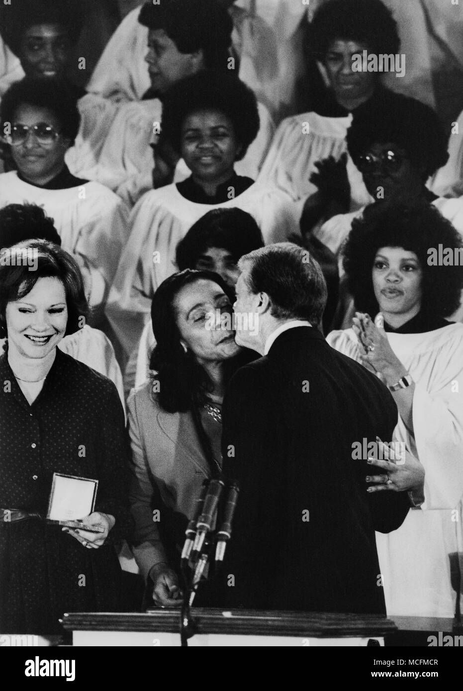 Rosalynn Carter und Präsident Jimmy Carter bei Martin Luther King Jr.'s Ebenezer Baptist Church in Atlanta mit Coretta Scott King als Carter ist mit einem Kuss und das Martin Luther King Jr. gewaltfrei für den Frieden vorgestellt. Stockfoto