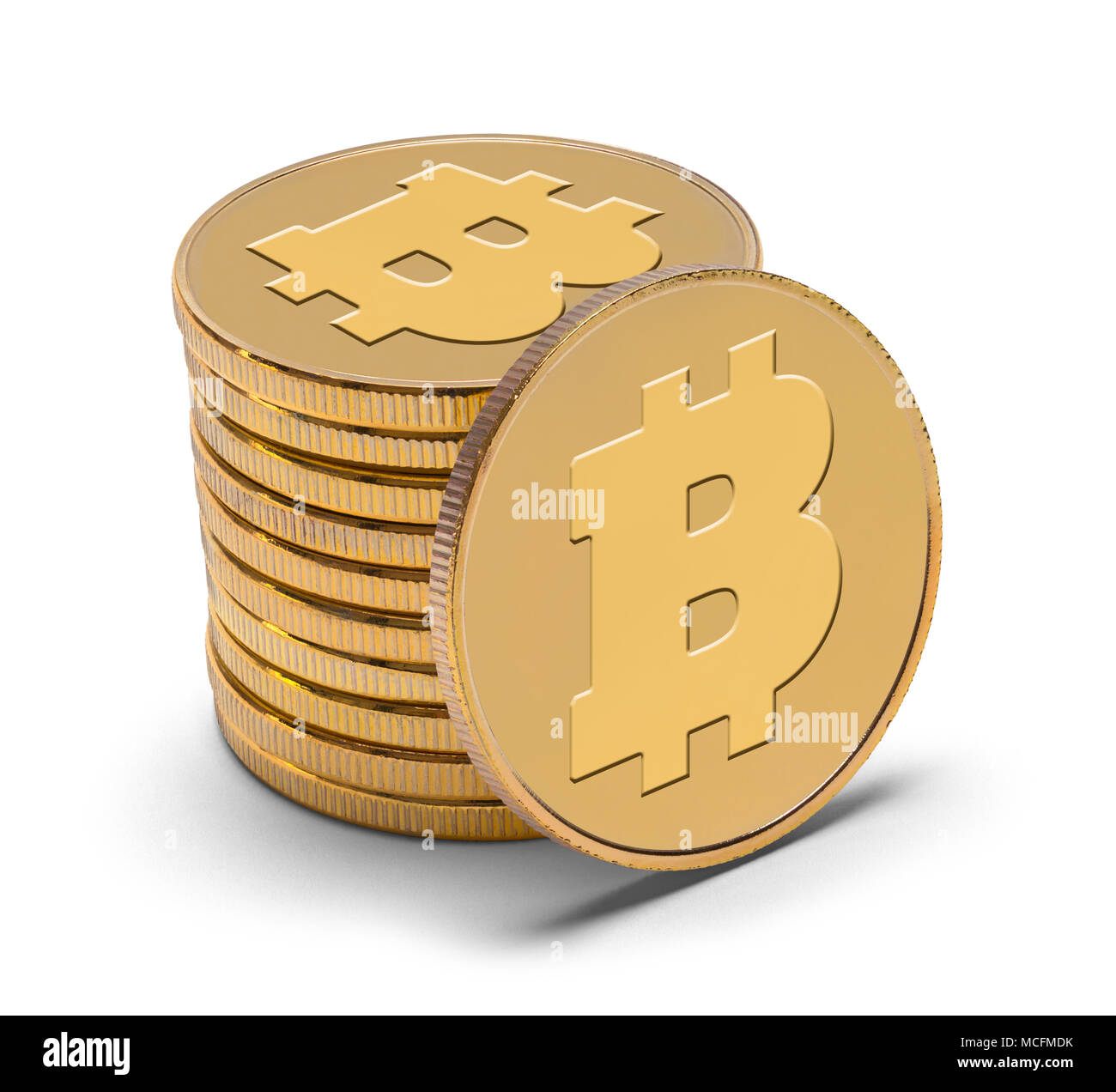 Stapel von Gold Bitcoins isoliert auf einem weißen Hintergrund. Stockfoto