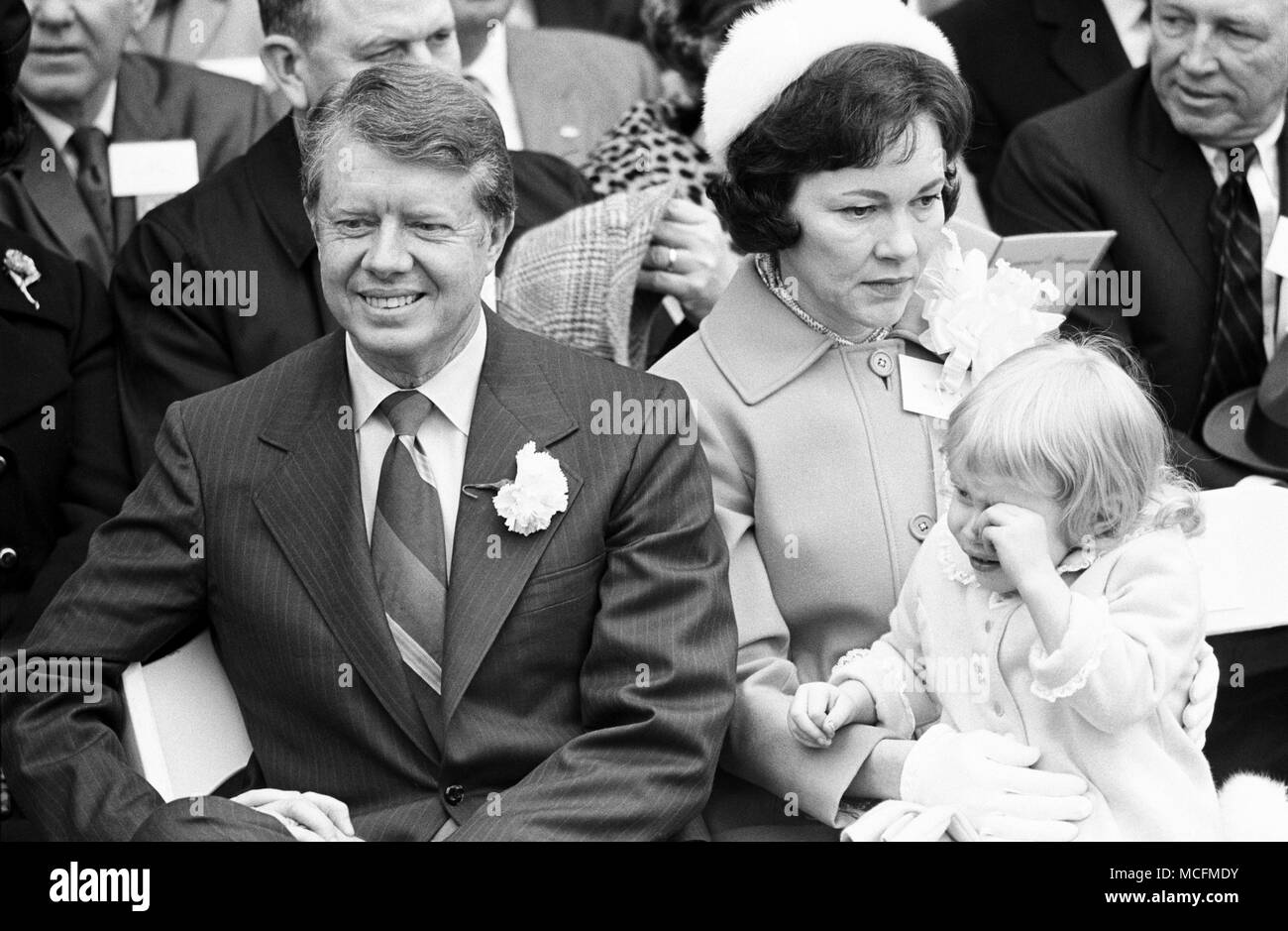 Senator Jimmy Carter wartet als neue Georgiens Gouverneur vereidigt werden. Carter ist mit Frau Rosalynn Carter und Tochter Amy Carter an der Georgia Gouverneure Einweihung sitzt. Atlanta. 1971 Stockfoto