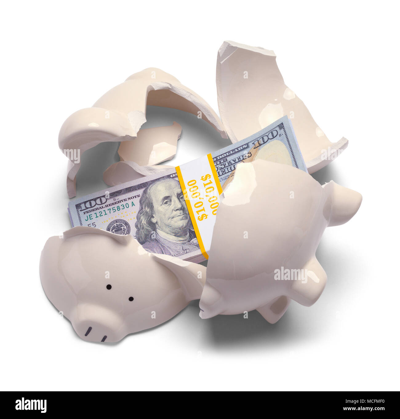 Gebrochene Sparschwein mit einem Stapel Geld isoliert auf einem weißen Hintergrund. Stockfoto