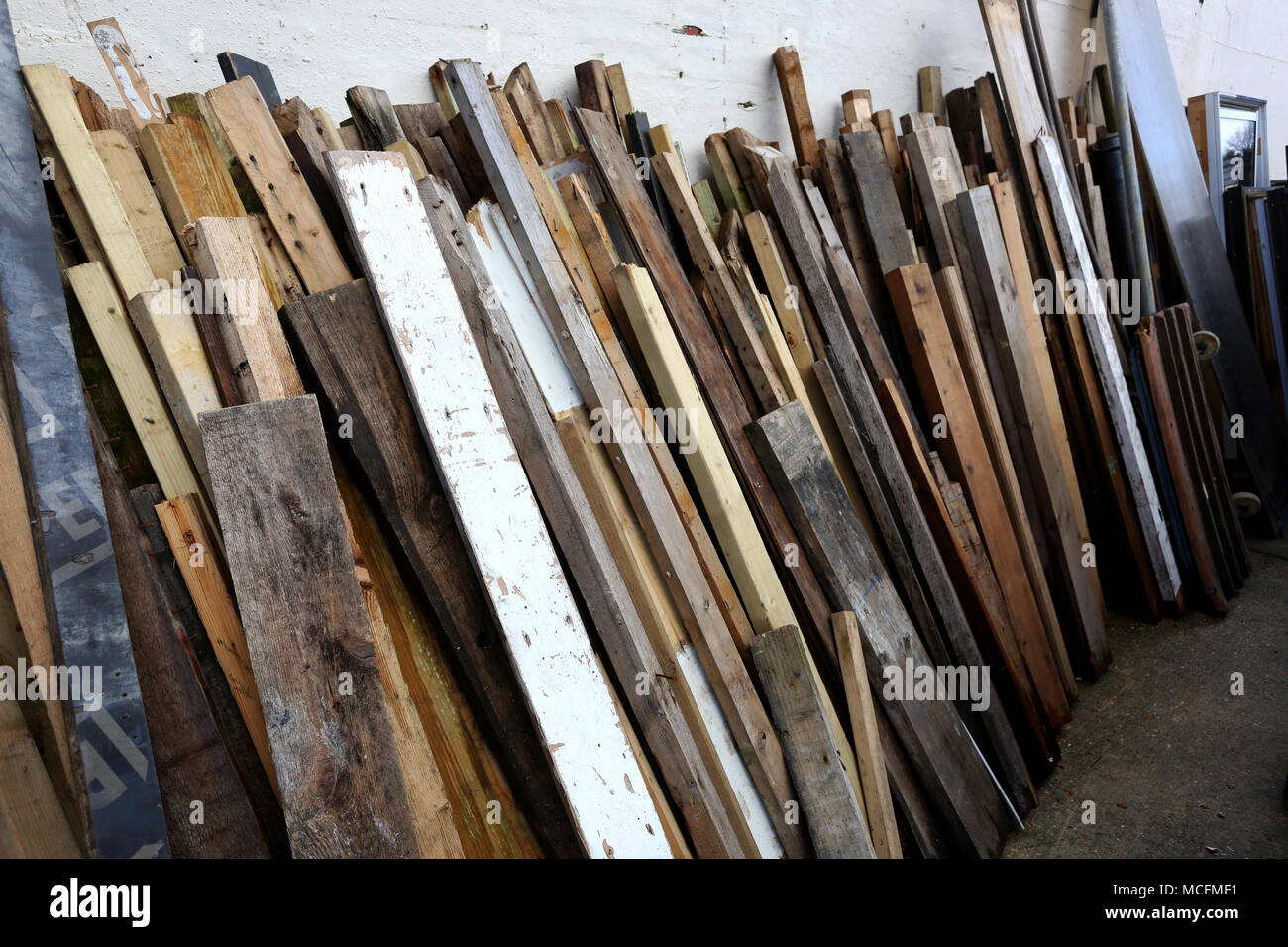 Allgemeine Ansichten von einem Schrottplatz und die zweite Hand Holz Händler namens Arfurs Yard in Chichester, West Sussex, UK. Stockfoto