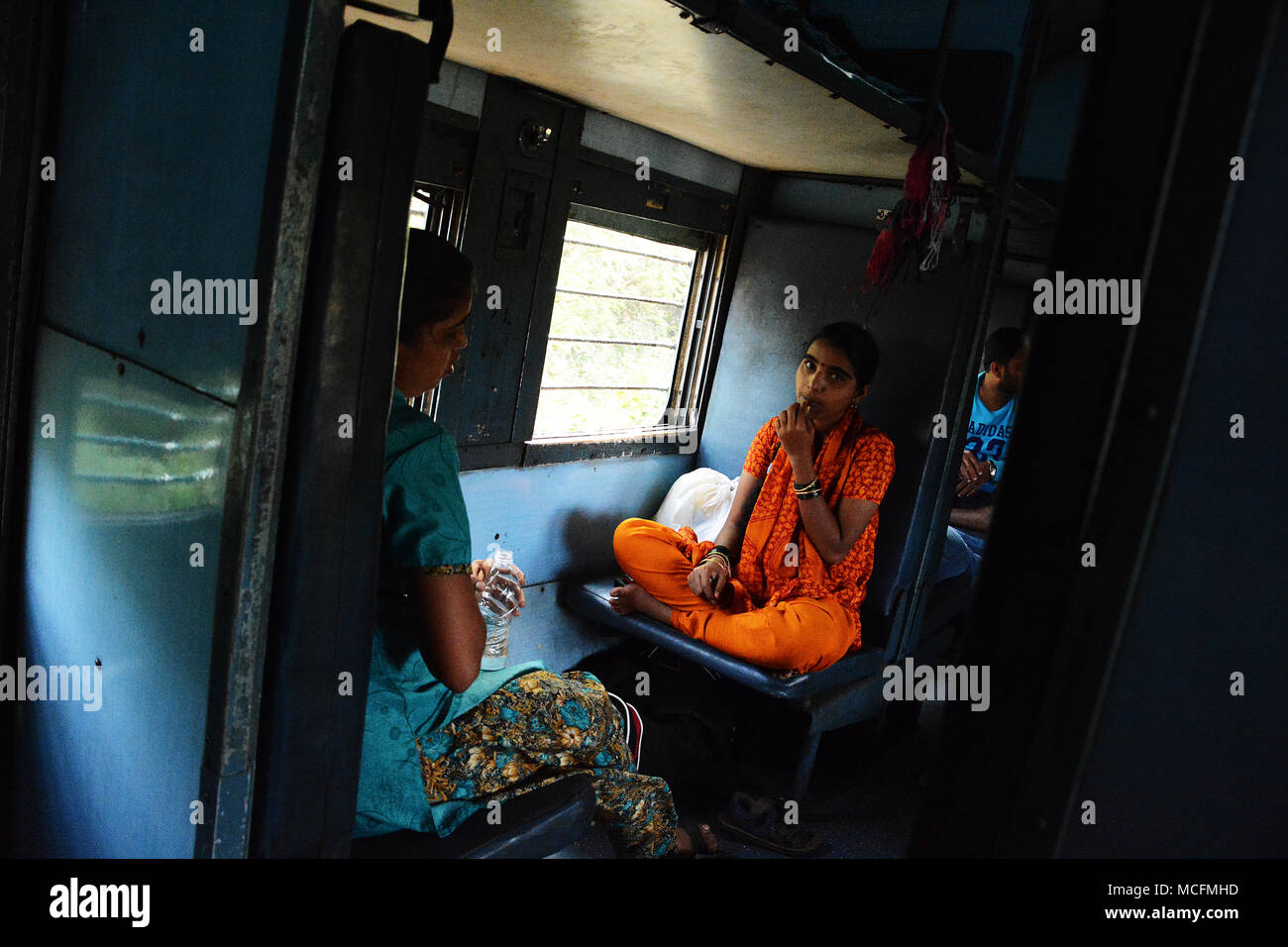 Familie reisen in einem Zug nach Mumbai in Indien Stockfoto