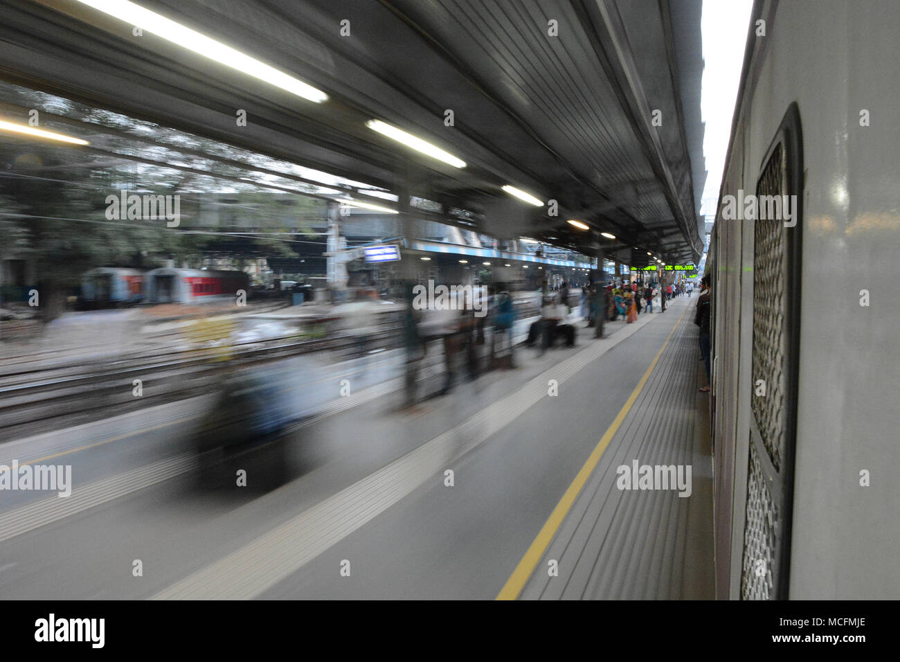 Blick von einem Zug in Indien, während in der Station Stockfoto