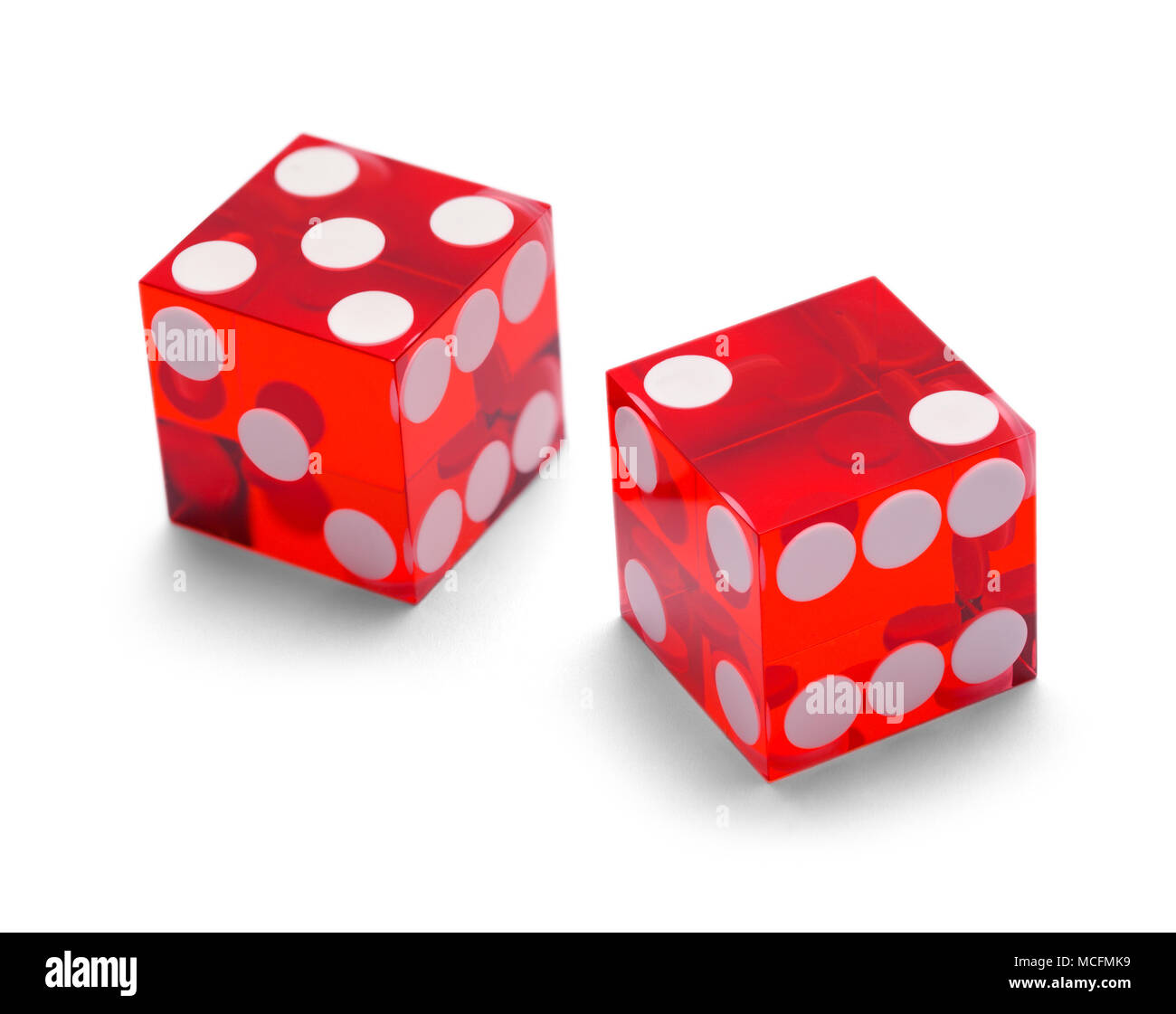 Red Casino Gambling Würfel isoliert auf weißem Hintergrund. Stockfoto