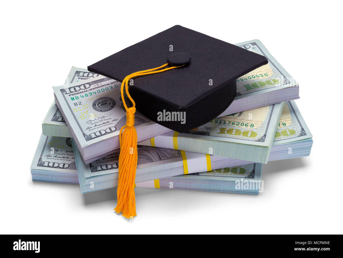 Haufen Geld mit Graduierung Hut isoliert auf weißem Hintergrund. Stockfoto