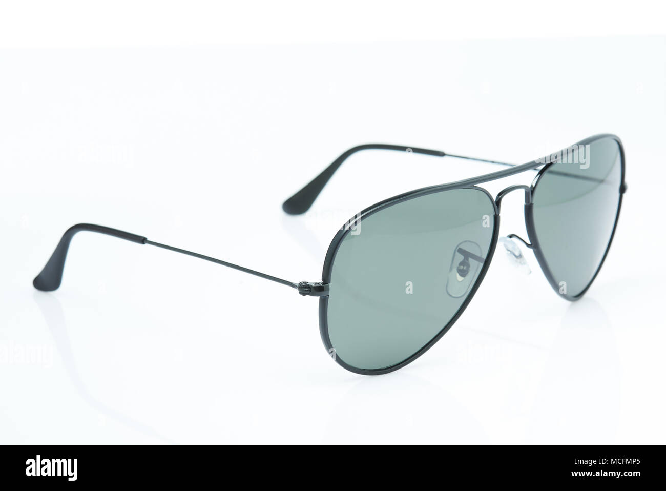 Aviator Form Sonnenbrille auf weißem Hintergrund Stockfoto