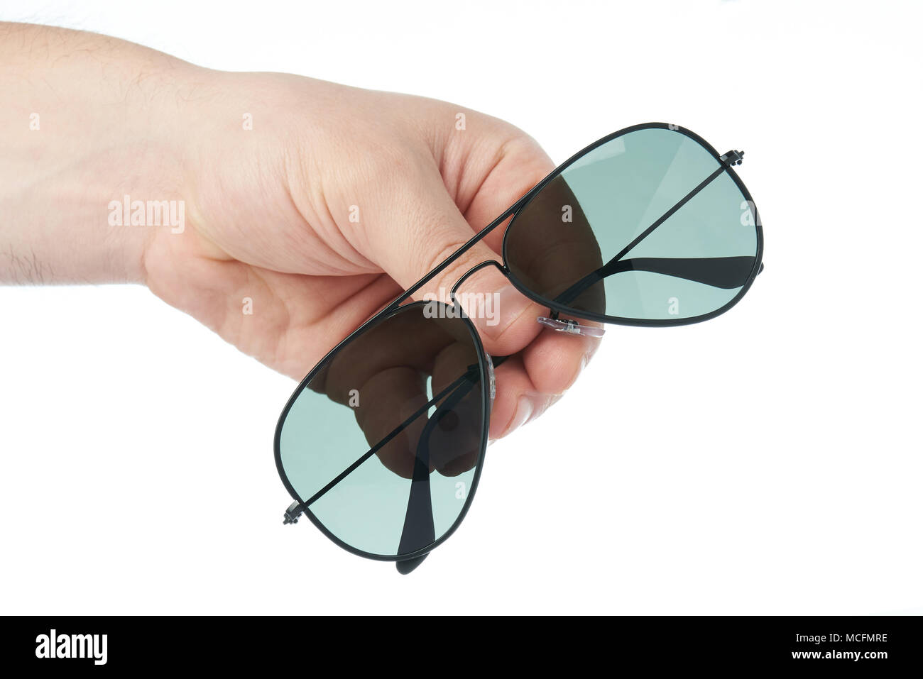 Hand mit Sonnenbrille auf weißem Hintergrund schließen isoliert bis Stockfoto