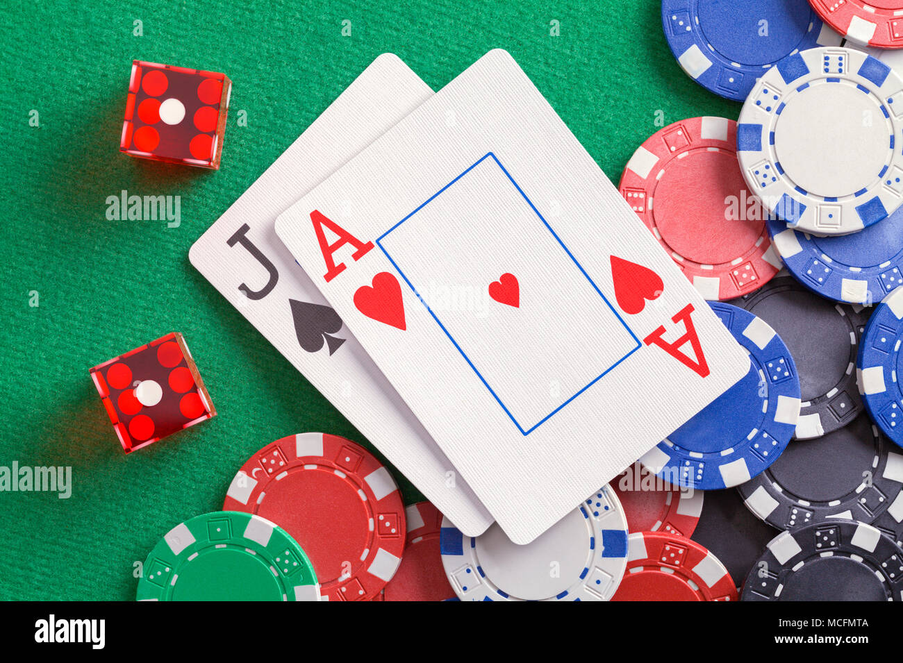 Black Jack Karten mit Würfeln und Casino Chips Stockfotografie - Alamy
