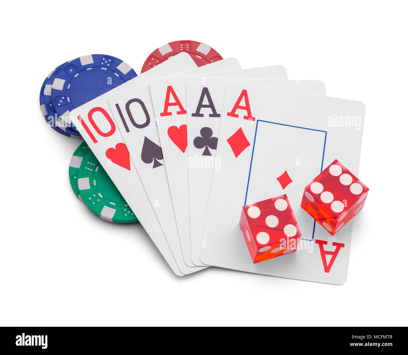 Spielen Karten Spielen mit Würfeln und Casino Chips isoliert auf weißem Hintergrund. Stockfoto
