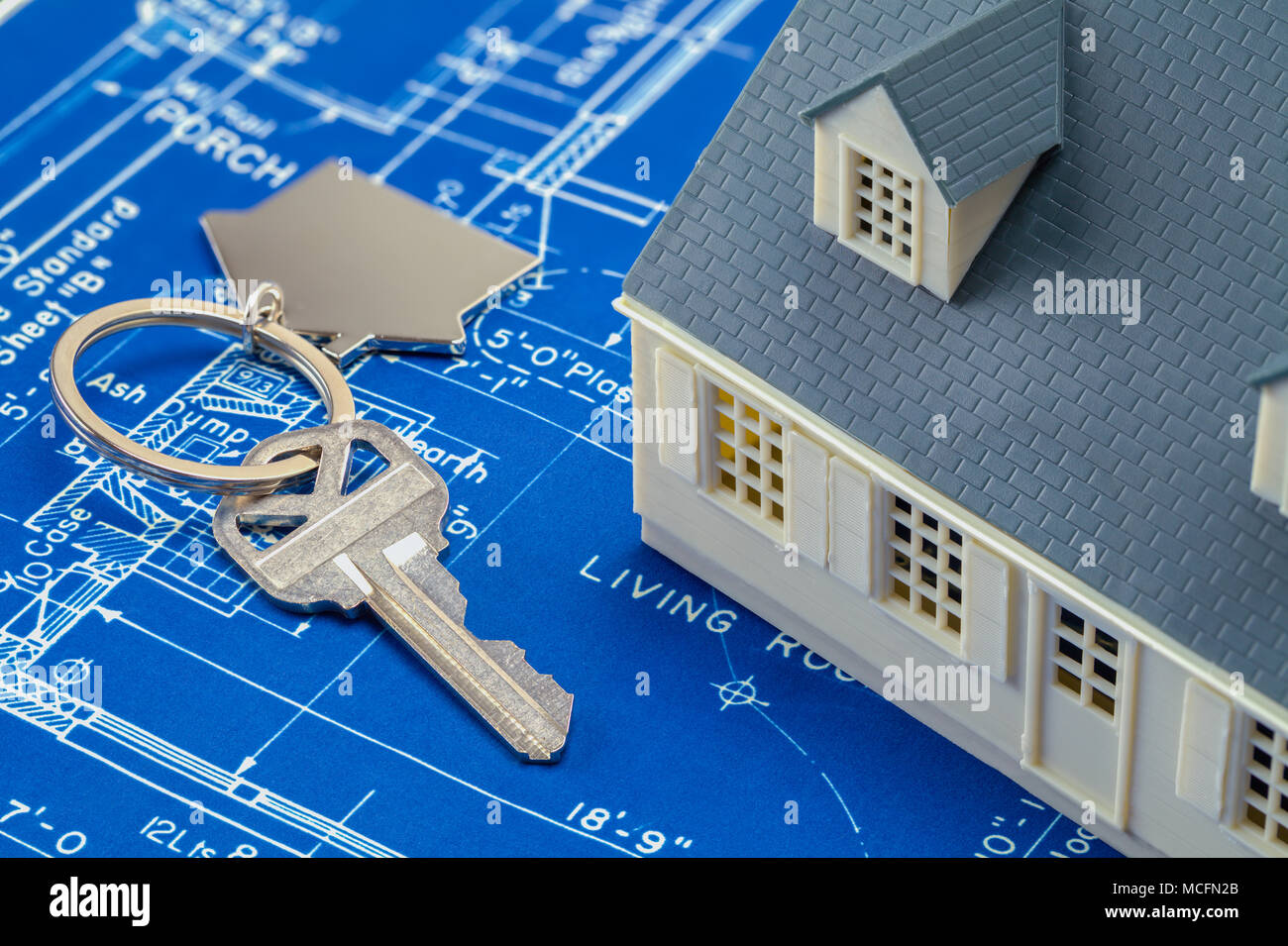 Blueprints mit einem Modell Haus und Schlüssel zu Hause. Stockfoto