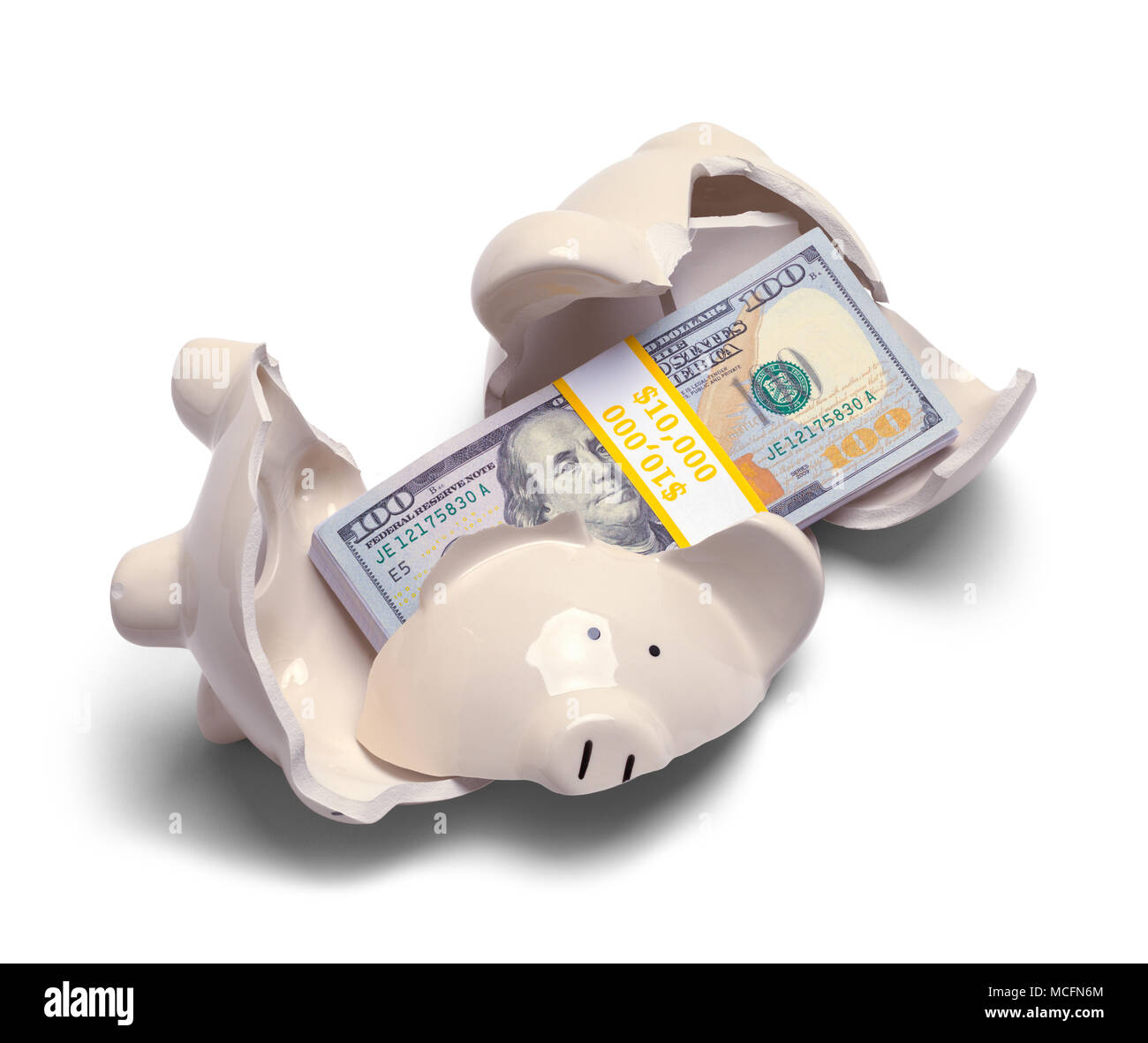 Gebrochene piggy Bank mit Geld innerhalb von isolierten auf einem weißen Hintergrund. Stockfoto