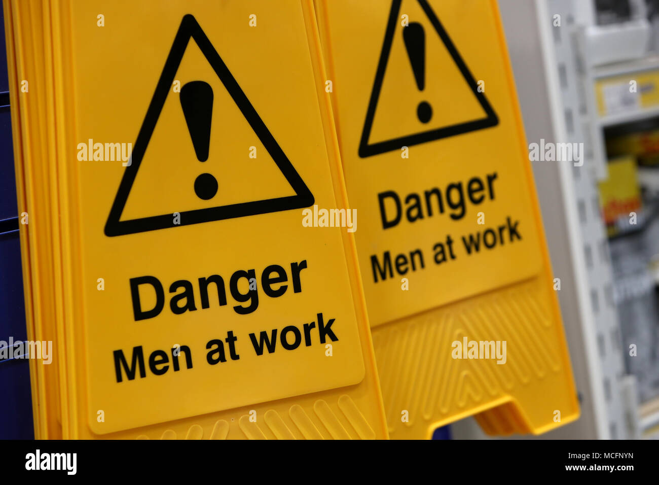 Die Gefahr Männer an der Arbeit Zeichen dargestellt in Leeds, Yorkshire, Großbritannien. Stockfoto