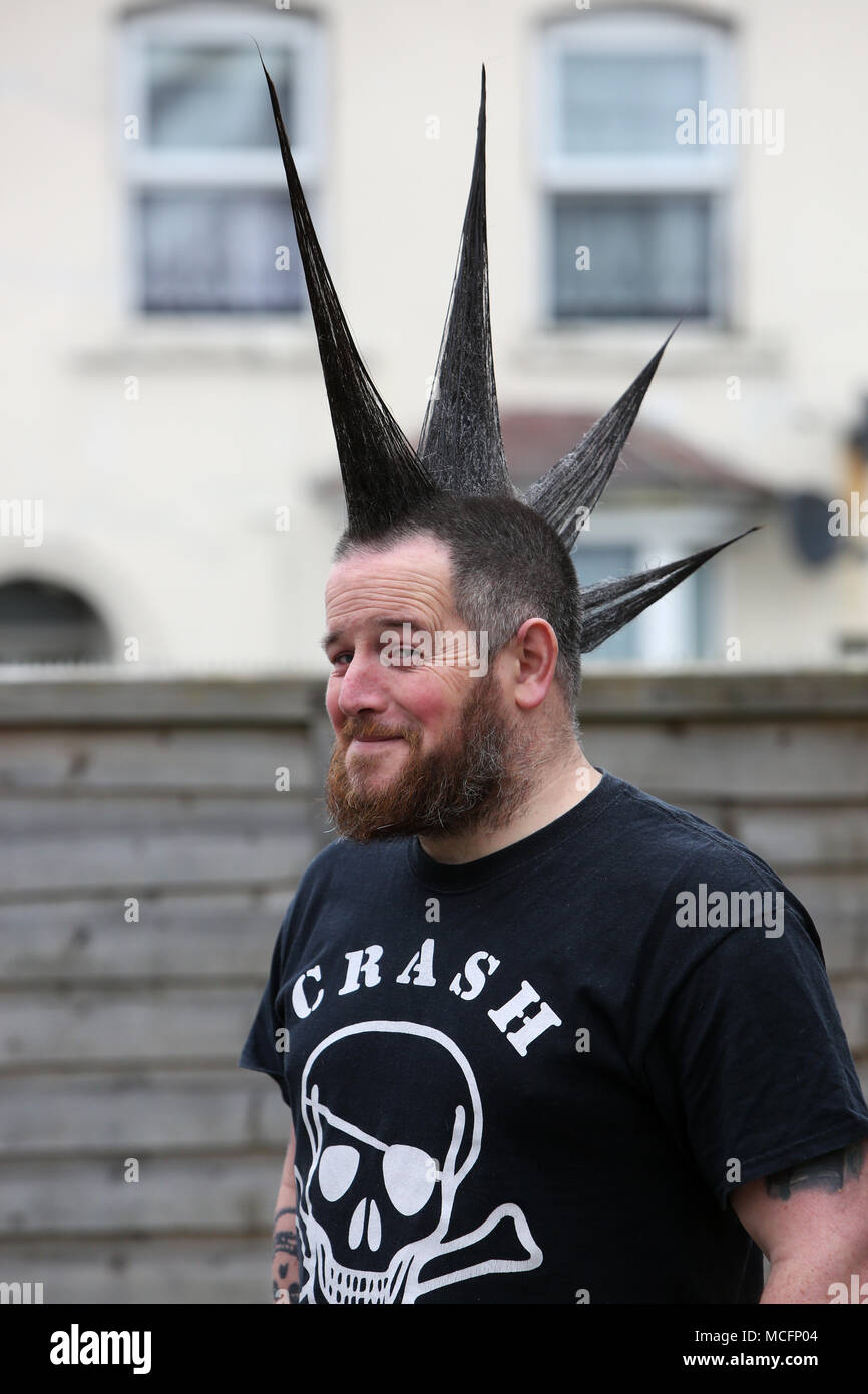 Mann mit Mohawk/mohican Frisur dargestellt in Chichester, West Sussex, UK. Stockfoto