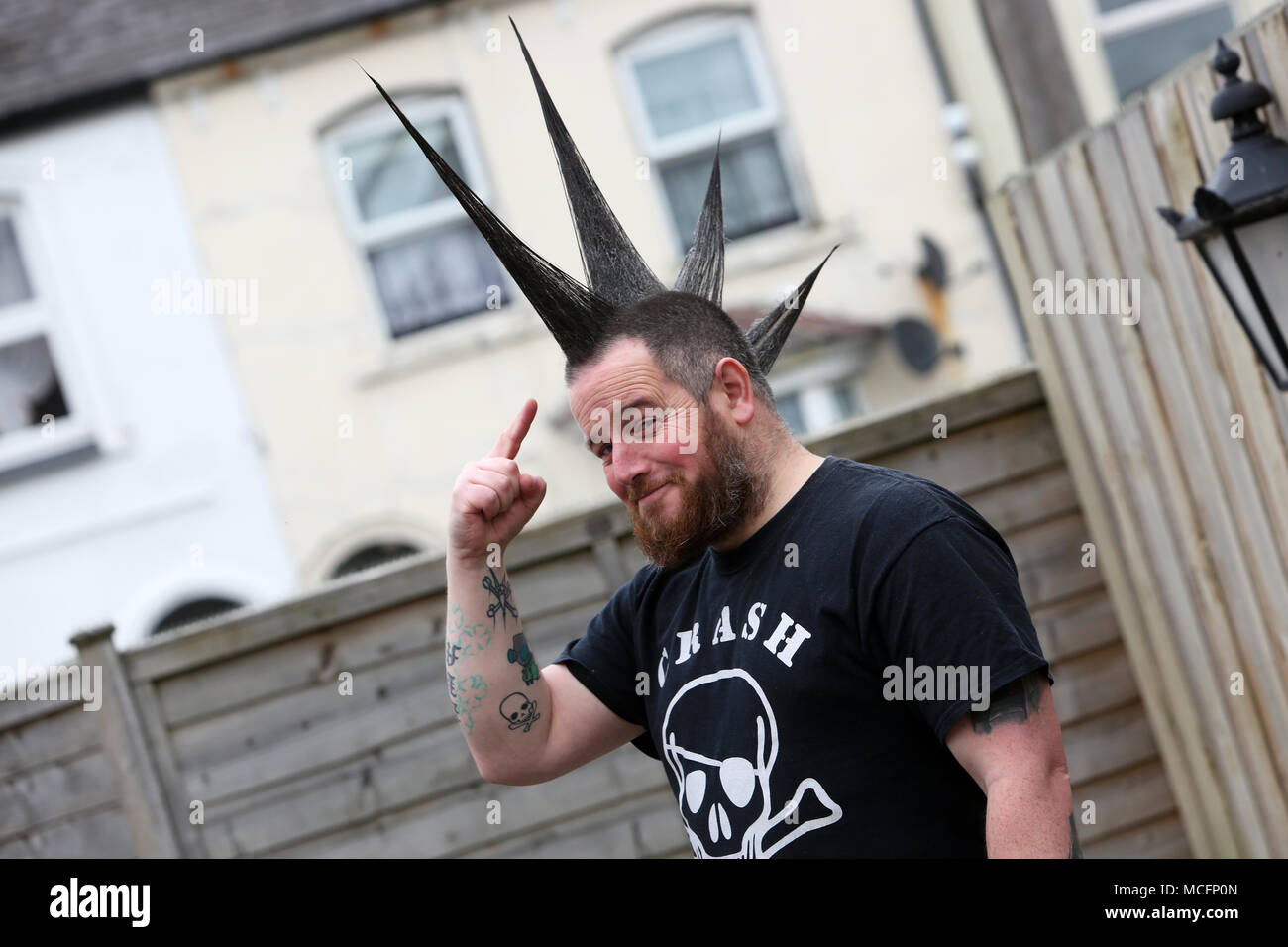Mann mit Mohawk/mohican Frisur dargestellt in Chichester, West Sussex, UK. Stockfoto