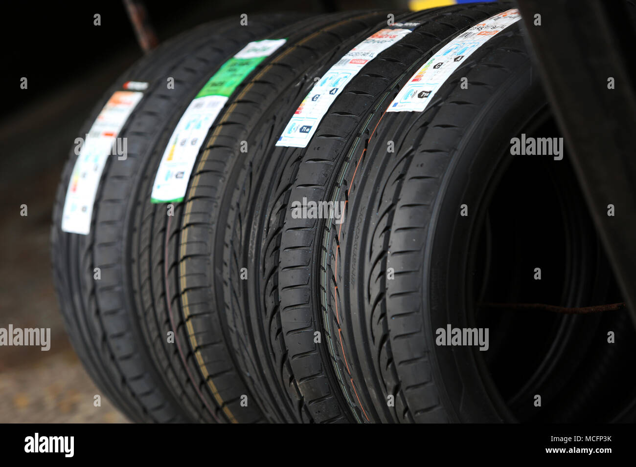 Reifen abgebildeten außerhalb einer Garage in Chichester, West Sussex, UK. Stockfoto