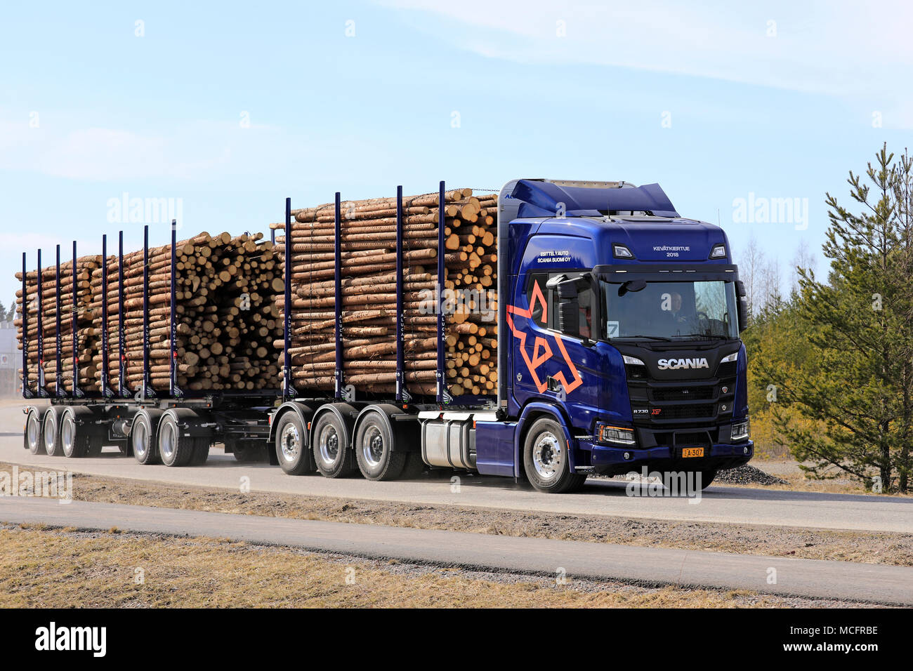 LIETO, Finnland - 12 April 2018: Blaue Scania R730 XT logging Truck auf Probefahrt bei Scania Tour 2018 in Turku. Stockfoto