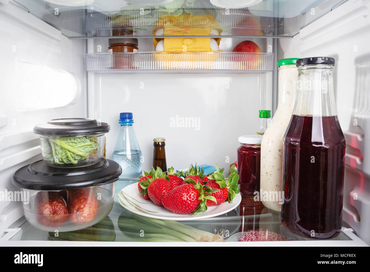 Lebensmittel in einem geschlossenen Kühlschrank Stockfoto