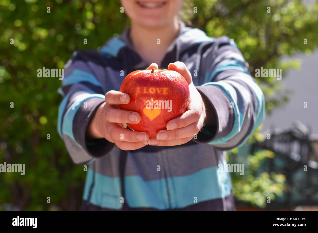 Junge Frau mit frischen roten reifen Apfel/konzeptionellen Bild von Diät und gesunde Ernährung Stockfoto