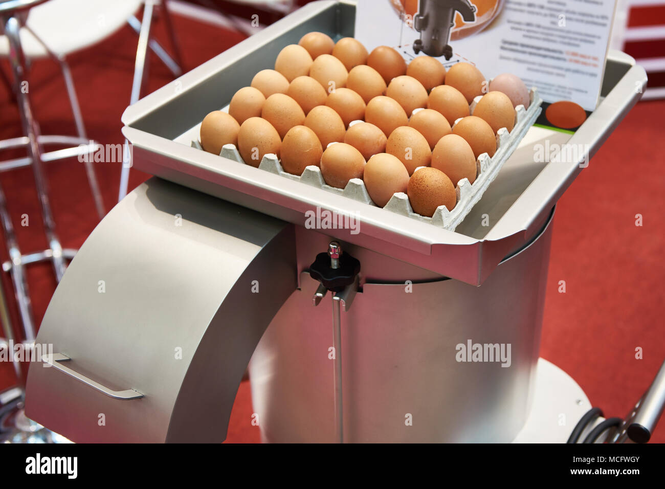 Maschine für das Brechen von Eiern auf dem Messegelände Stockfoto