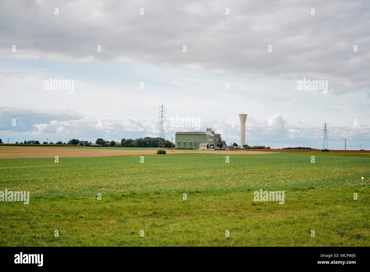 Eine landwirtschaftliche Getreidesilo und Felder im Zentrum von Frankreich. Stockfoto