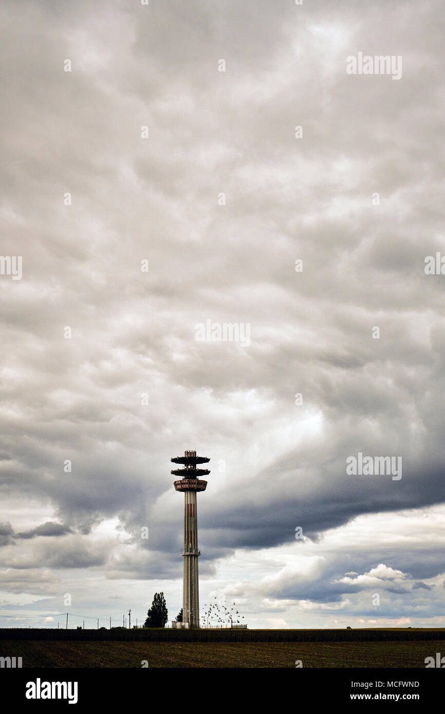 Eine merkwürdig aussehende Telekommunikation Turm im Zentrum von Frankreich, ähnlich einer Cloud Generator Stockfoto