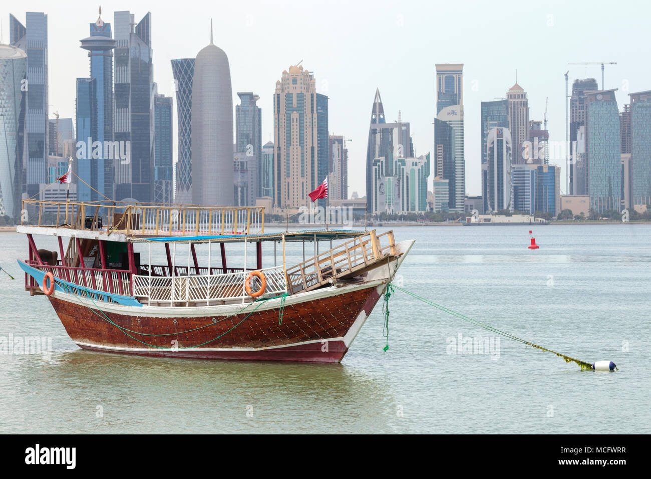 DOHA, Katar - 16. April 2018: einer traditionellen Dhau in Doha Bucht vor, um die Wolkenkratzer der Stadt verankert. Stockfoto