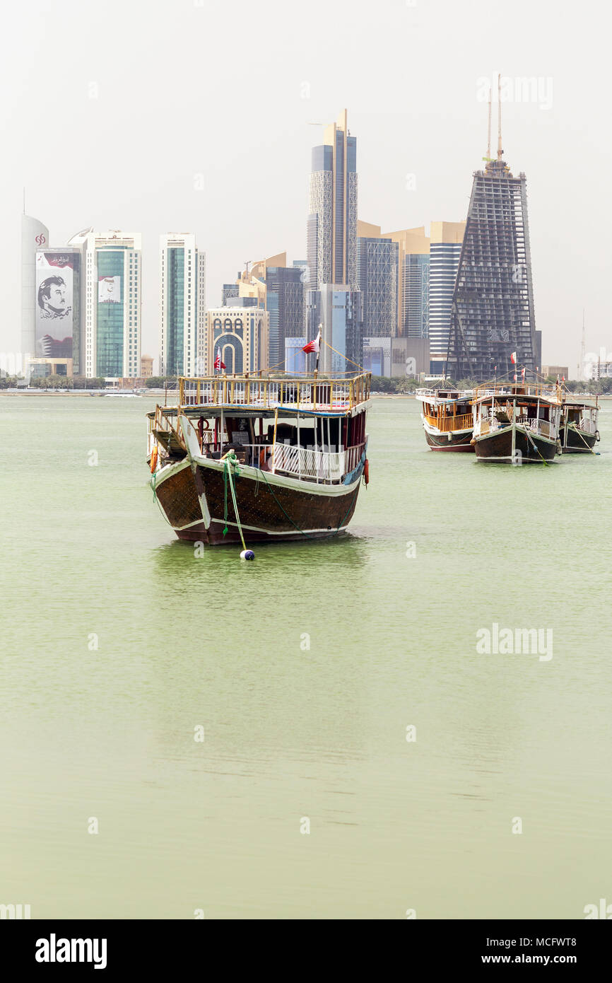 DOHA, Katar - 16. April 2018: Dhows in Doha Bucht, die gegen die Türme Lager Bilder von Emir Tamim Bin Hamad al-Thani. Die wirtschaftliche Belagerung von Katar, indem Sie Stockfoto