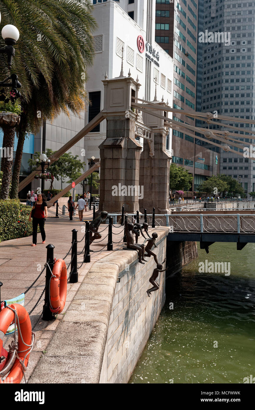 Broze cast Statuen der Kinder springen in den Singapore River, Asien Stockfoto
