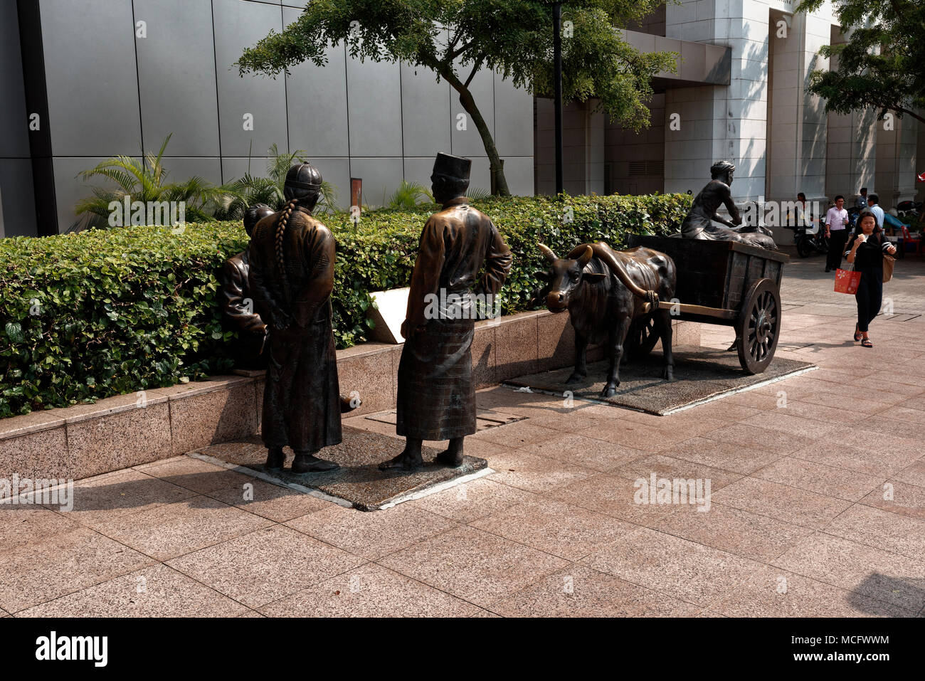 Bronze Statuen des alten chinesischen Händlern, Singapur Fluß Stockfoto