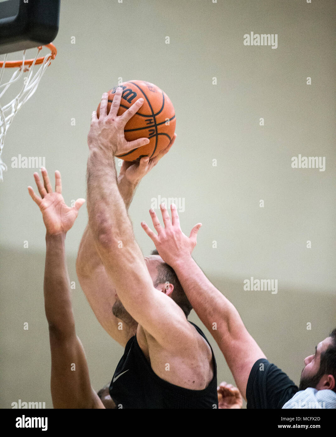 Basketball Spieler eine Aufnahme, wie er verteidigt Stockfoto