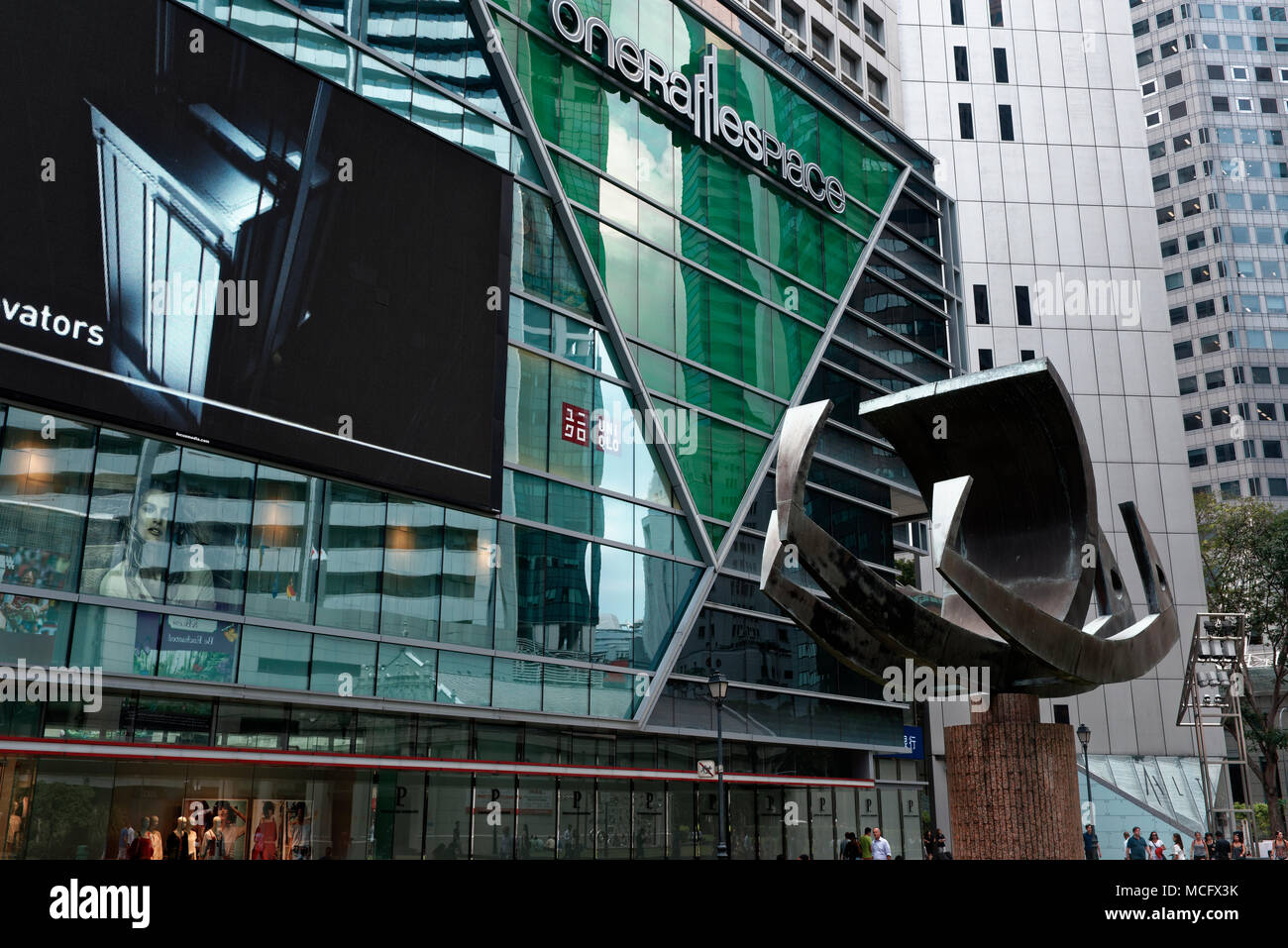 Geröll und Skulptur außerhalb einer Raffles Place im Herzen von Singapurs Geschäftsviertel Stockfoto