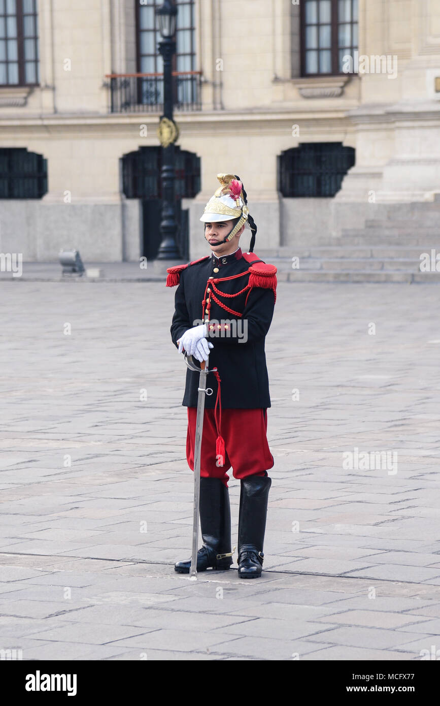 Lima/Peru - 07.18.2017: Presidential diensthabenden Wachmann vor dem Palast an der Plaza de Armas. Stockfoto