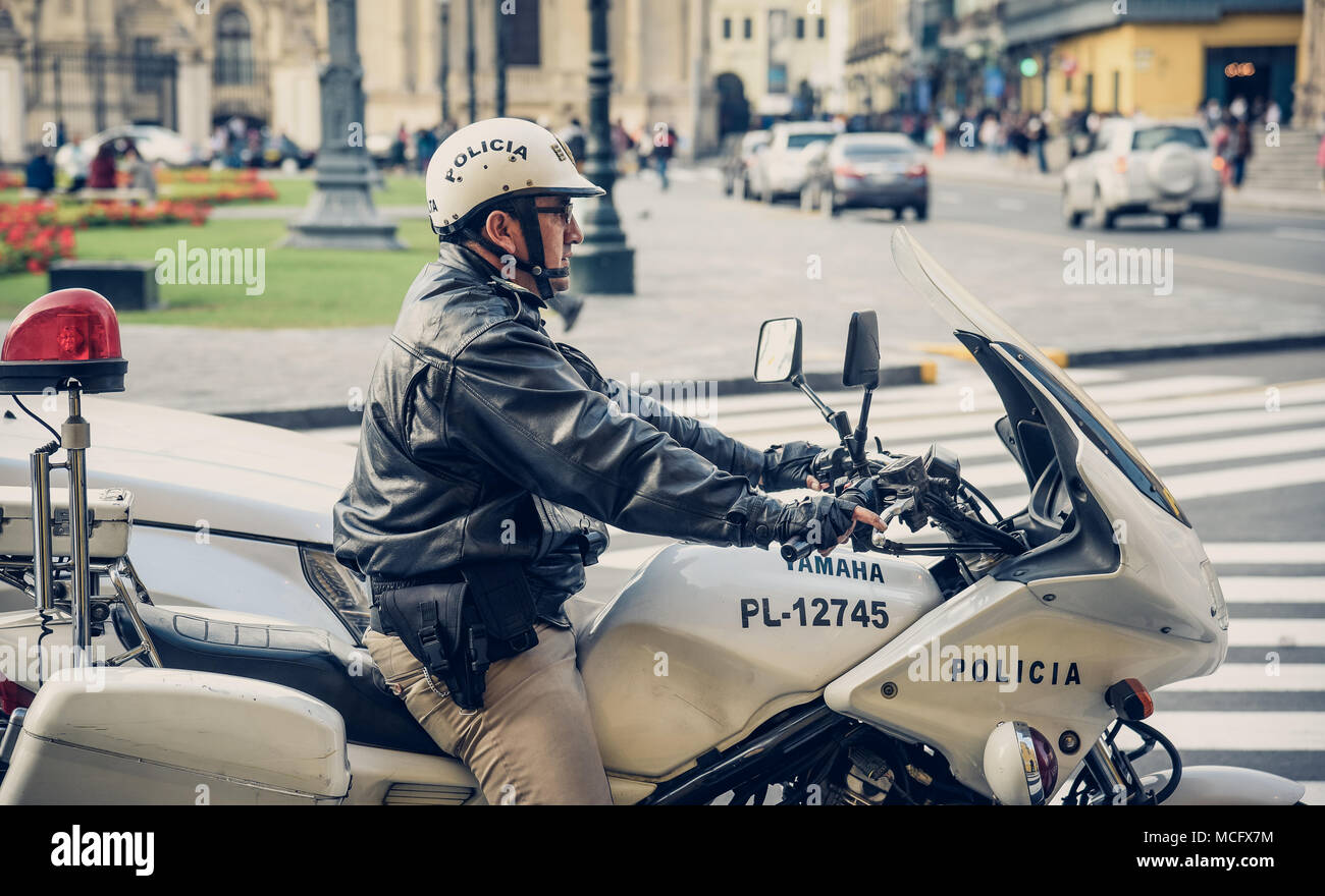 Lima/Peru 07.18.2017: Porträt eines Polizisten auf Streife Stockfoto
