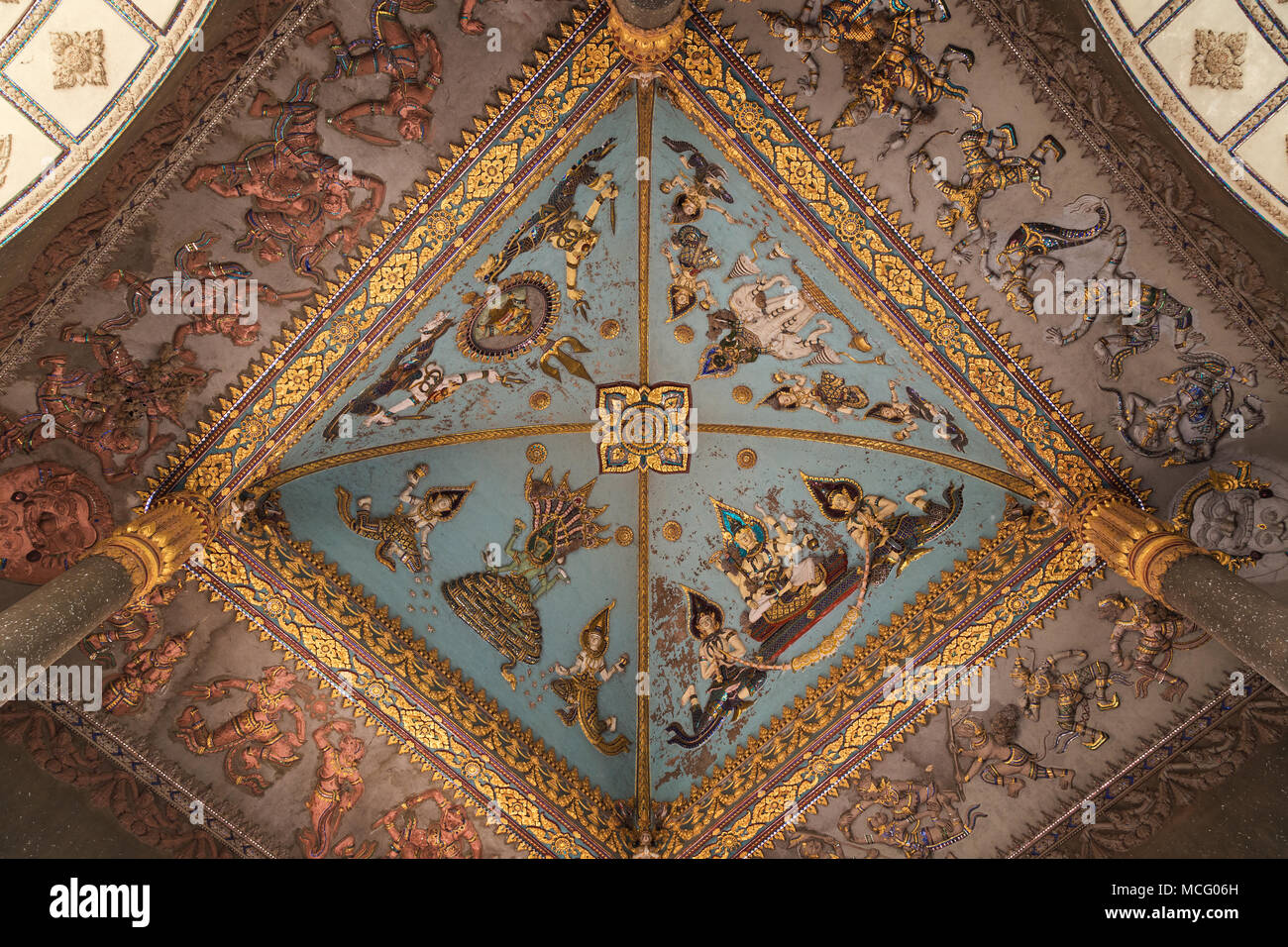 Schöne Inneneinrichtung mit Darstellungen der Götter auf den Patuxai (Sieg oder Tor Tor der Triumph) ist Krieg denkmal Decke in Vientiane, Laos. Stockfoto