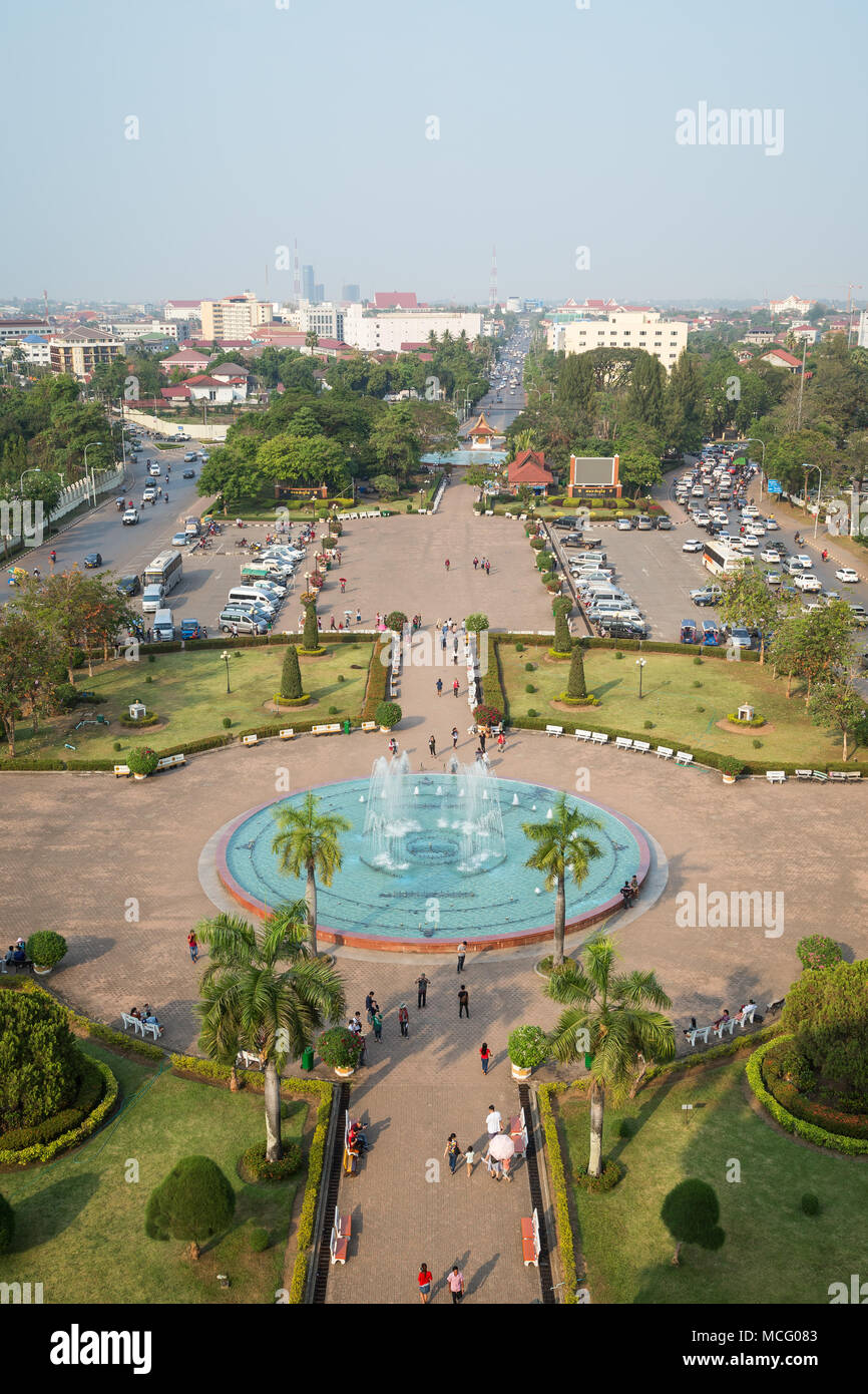 Blick auf den Menschen in den Patuxai Park und darüber hinaus von der Oberseite des Patuxai (Sieg oder Tor Tor der Triumph) Mahnmal in Vientiane, Laos. Stockfoto