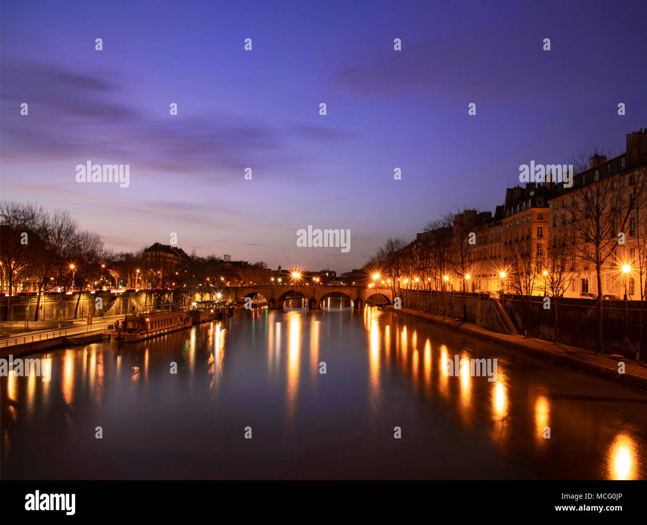Der Pont Marie über die Seine und die Il St Louis in der Dämmerung; Paris, Frankreich, Europa Stockfoto