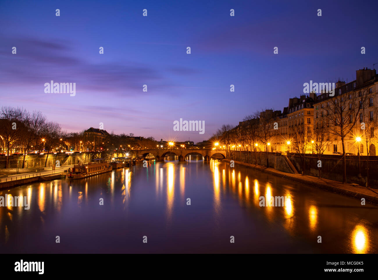 Der Pont Marie über die Seine und die Il St Louis in der Dämmerung; Paris, Frankreich, Europa Stockfoto