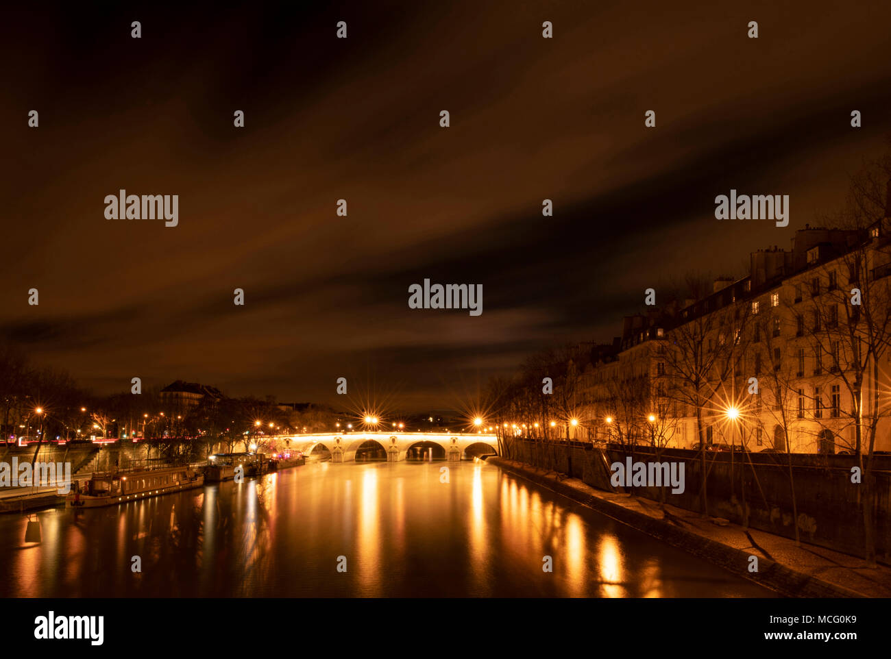 Hier mal einen Blick auf die Pont Marie, die Il St Louis und Reflexionen auf der Seine. Paris, Frankreich, Europa Stockfoto
