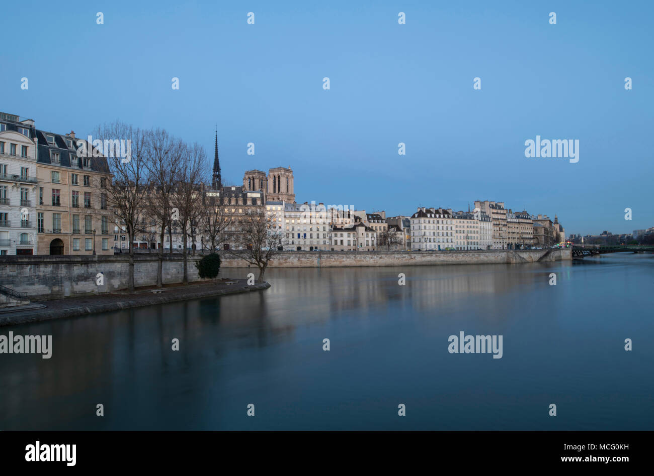 Am frühen Morgen einen Blick auf die Seine an den Il St Louis und Il de la Cite. Paris, Frankreich, Europa Stockfoto