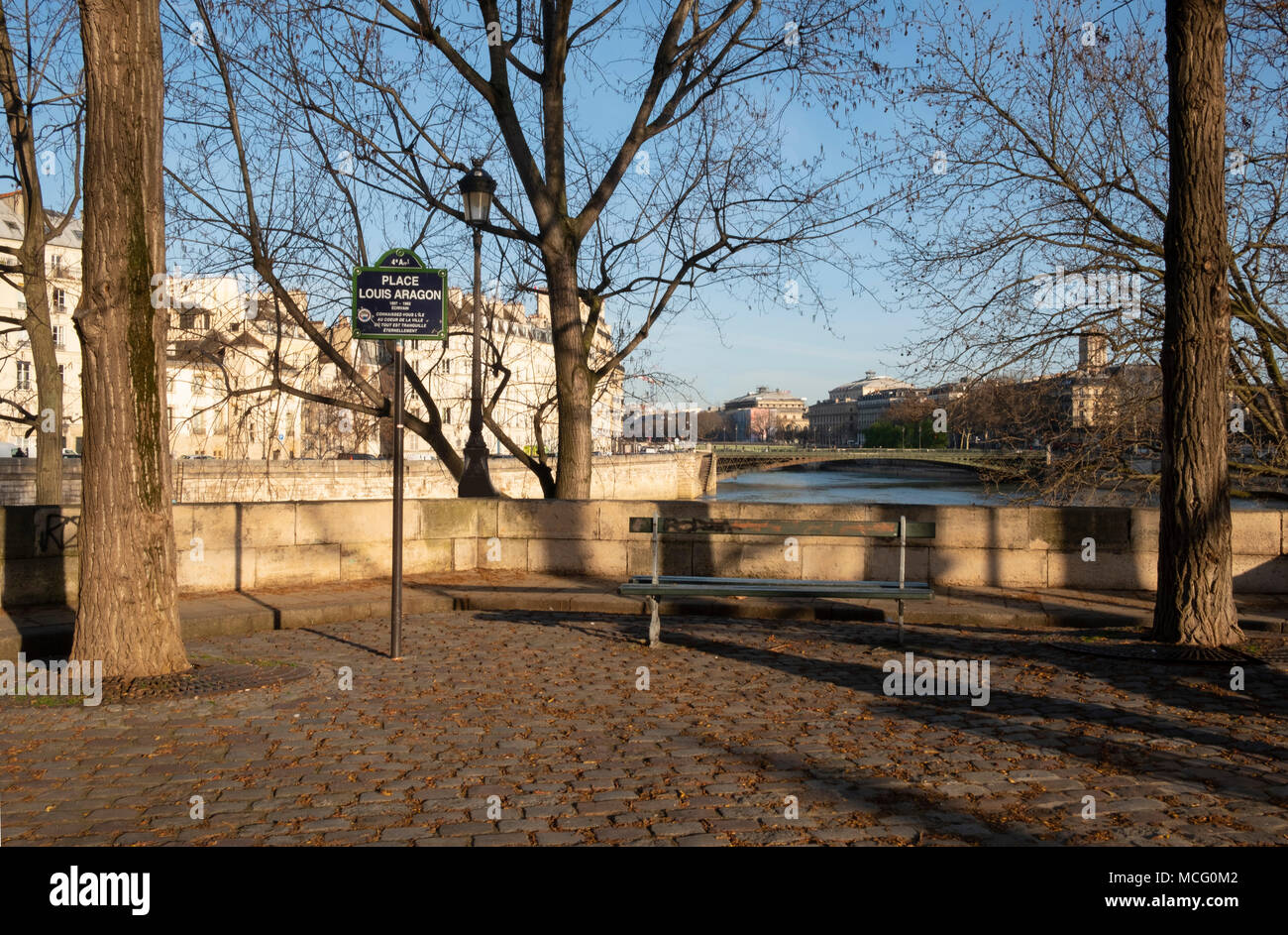 Ein Blick auf die Seine und der Pont d'Arcole aus der Place Louis Aragon auf der Il St Louis, Paris, Frankreich, Europa Stockfoto