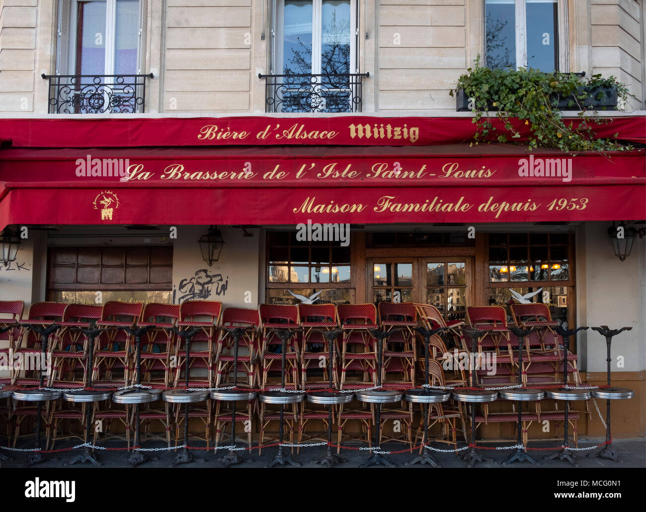 Tische und Stühle draußen eine Brasserie gestapelt in den frühen Morgenstunden auf der Il de St. Louis, Paris, Frankreich, Europa Stockfoto