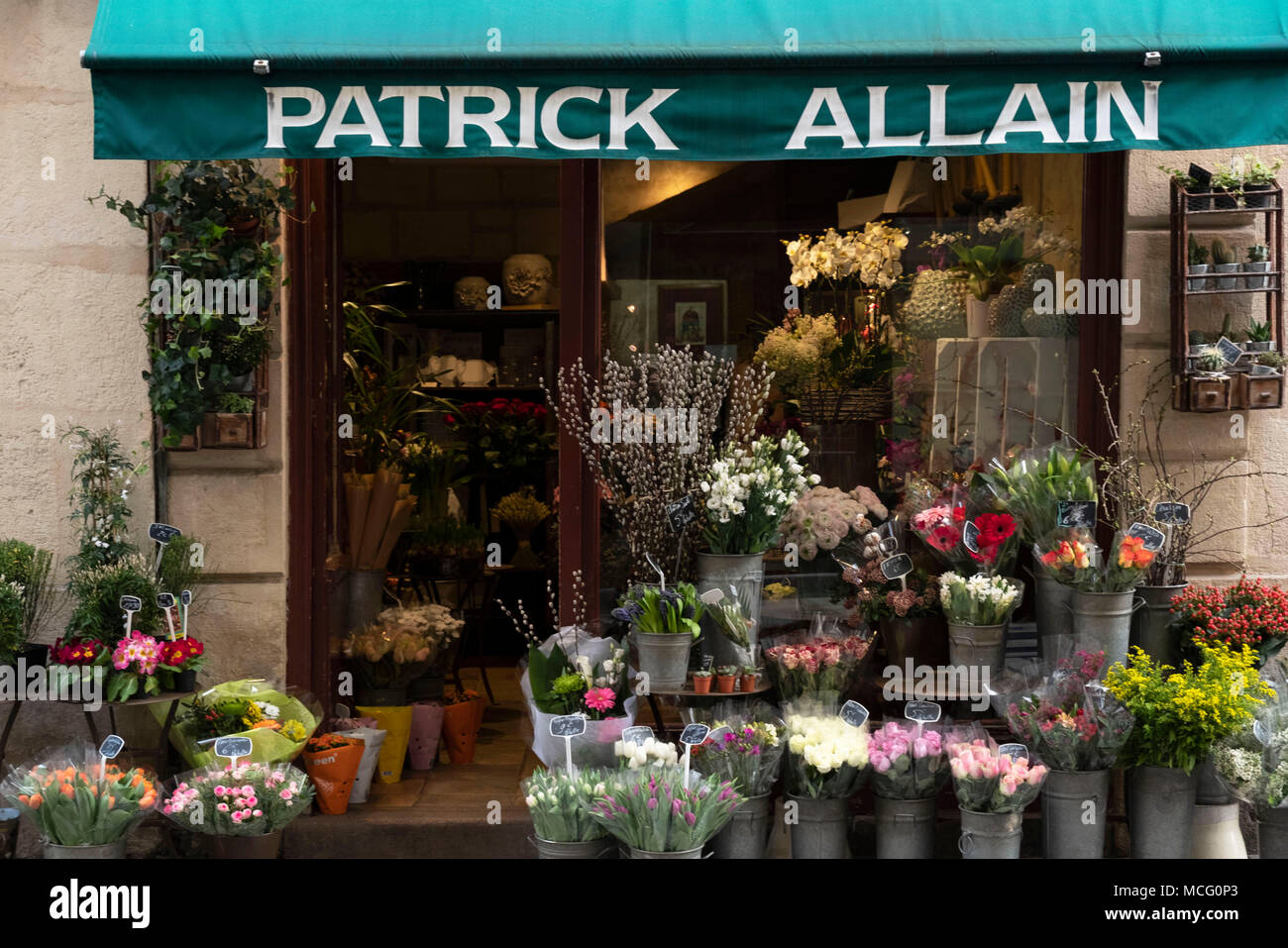 Eine große Auswahl an Schnittblumen in Metallbehältern auf Anzeige außen ein blumengeschäft auf der Il St Louis, Paris, Frankreich, Europa Stockfoto