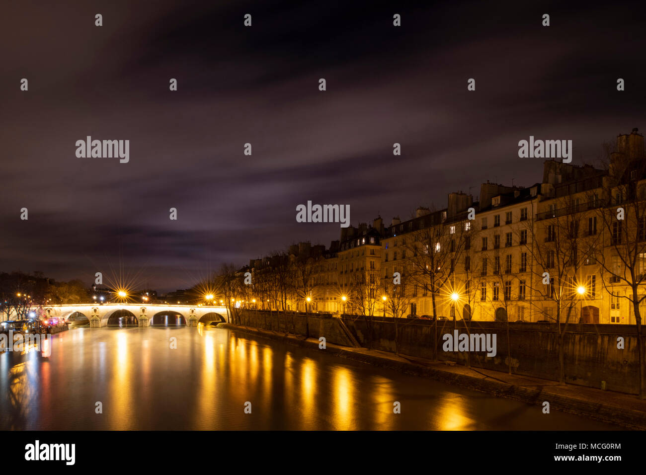 Sich schnell bewegende Wolken über die Seine, Pont Marie und Il St Louis in der Nacht. Paris, Frankreich, Europa Stockfoto