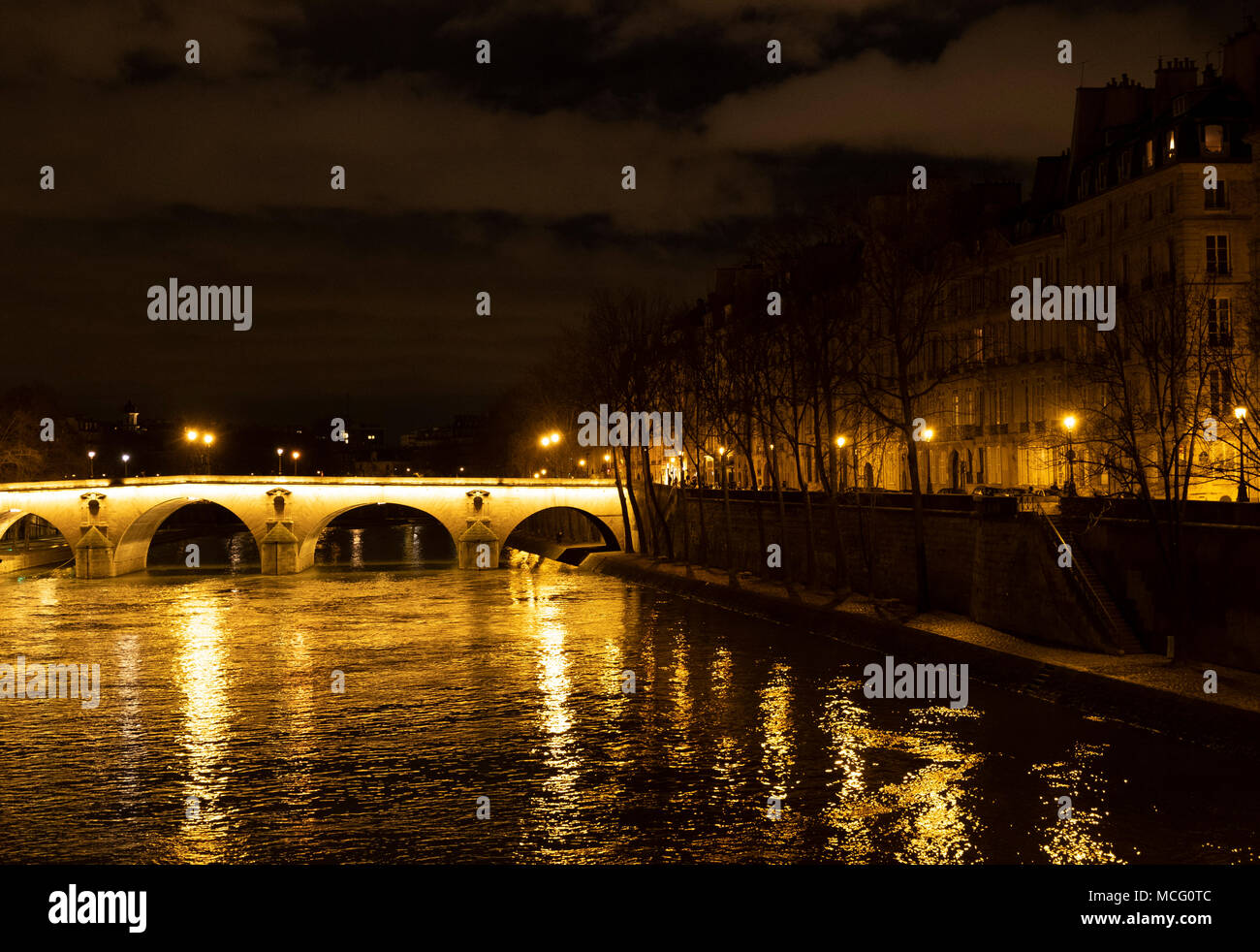 Der Pont Marie, die Il St Louis und Lichter auf der Seine bei Nacht wider. Paris, Frankreich, Europa Stockfoto
