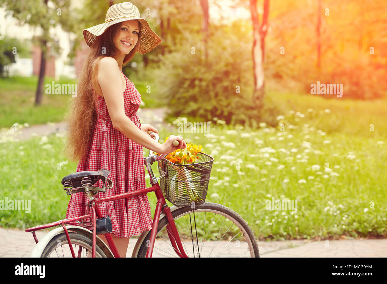 Junge Frau mit dem Fahrrad Stockfoto