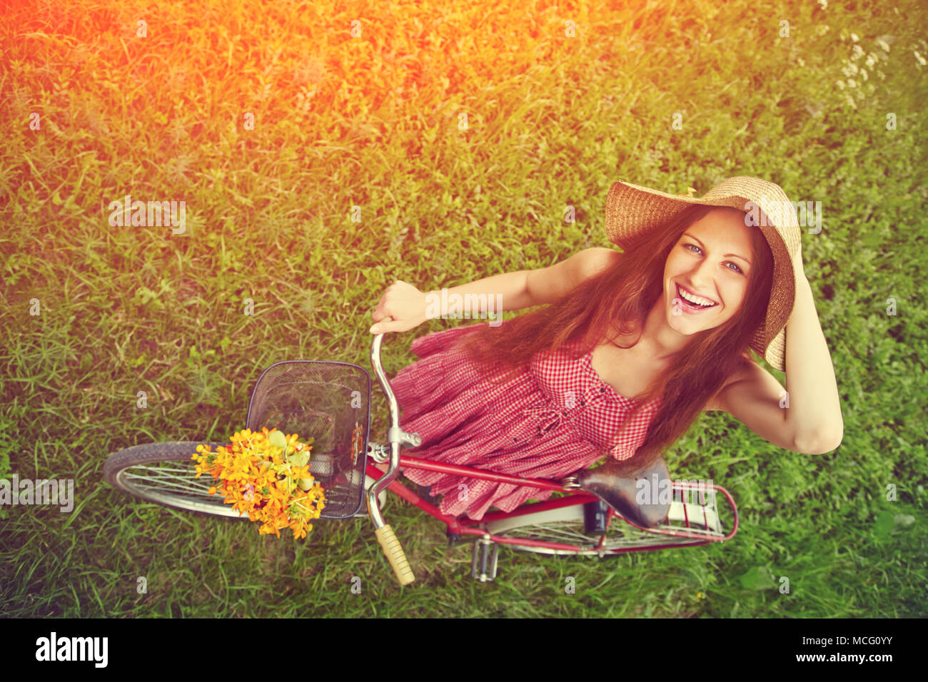 Junge Frau mit dem Fahrrad Stockfoto