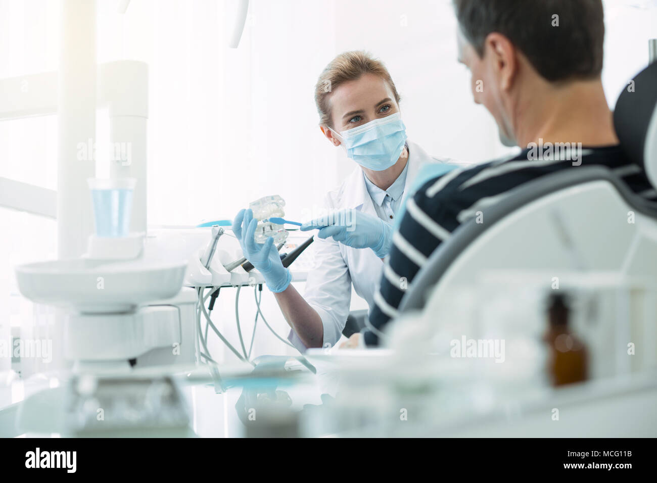 Qualifizierten Zahnarzt zeigen, wie Zähne richtig zu putzen Stockfoto